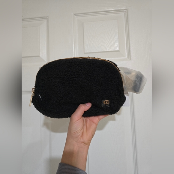 Lululemon Everywhere Fleece Belt bag - Picture 5 of 5